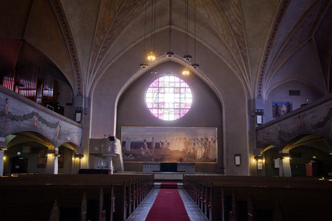 Tuomiokirkon kirkkosali on tyhjillään. Tilan on katedraalimainen ja hyvin koristeellinen.