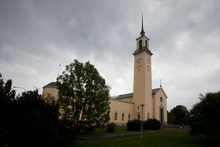 Viinikan kirkon korkea kellotapuli halkoo harmaata taivasta. On syksy.