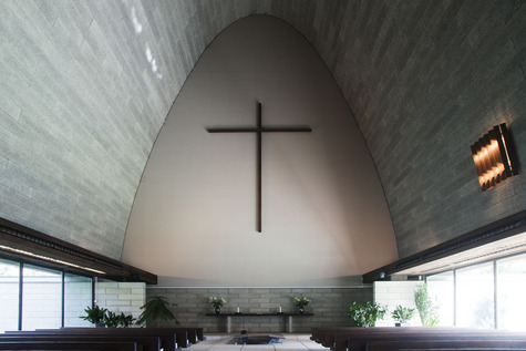 Vatialan ison kappelin alttariseinälle on ripustettu suuri, minimalistinen puuristi.