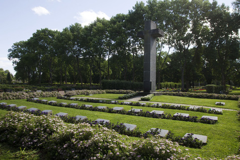Lamminpään hautausmaa sankarihaudalla on suuri harmaasta graniitista tehty risti.