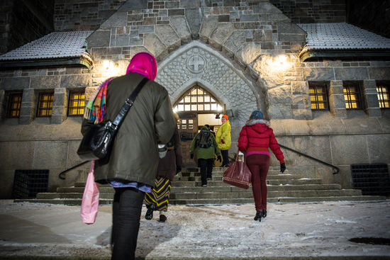 Joukko naisia nousee talvisen Tuomiokirkon portaita sisälle kirkkoon.