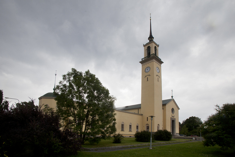 Viinikan kirkon korkea kellotapuli halkoo harmaata taivasta. On syksy.