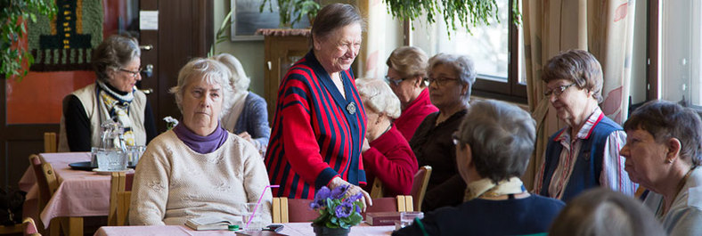 Vanhat naiset ovat kokoontuneet piiriin Pyynikin kirkontuvalle.