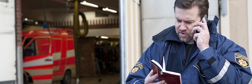 Työpaikkapappi Antero Niemi on Tampereen paloasemalla palomiehen univormussa.