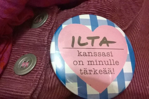 Pinssi, jossa lukee: Ilta kanssasi on minulle tärkeä.