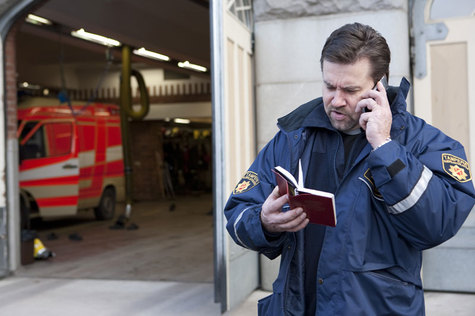 Työpaikkapappi Antero Niemi on Tampereen paloasemalla palomiehen univormussa.