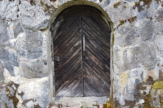 Vanhan kivikirkon puinen ovi.