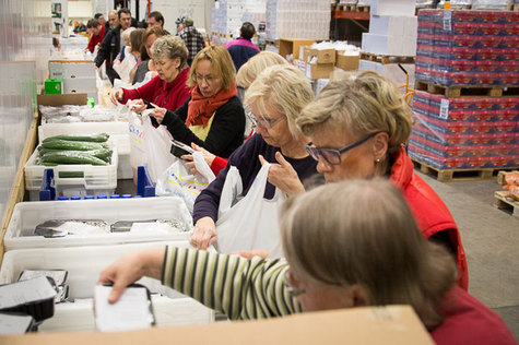 Vapaaehtoiset pakkaavat jouluruokakasseja Ruokapankissa.