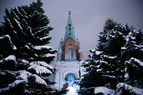 Aleksanterin kirkko on talvi-iltana on valaistu.