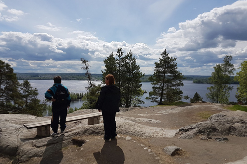 Kaksi ihmistä seisovat Pyynikin näköalapaikalla ihailemassa maisemia.