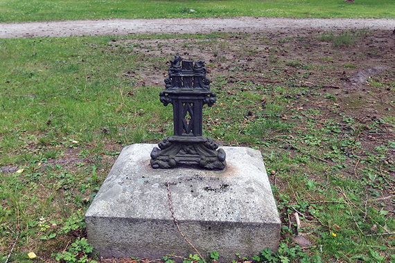 Pieni koristeellinen rautainen hautaristi, josta osa on sortunut pois.
