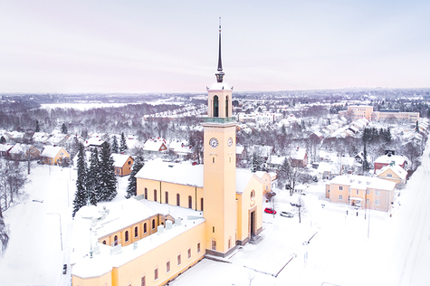 Viinikan kirkko talvella.