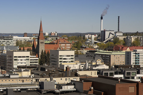 Tampereen kaupunkia kattojen tasalta, Tuomiokirkko näkyy.