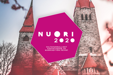 NUORI2020 -päivien kuusikulmainen logo leijuu tunnelmallisen Tampereen tuomiokirkon edessä. Kuva on sävyltään viileän punainen.