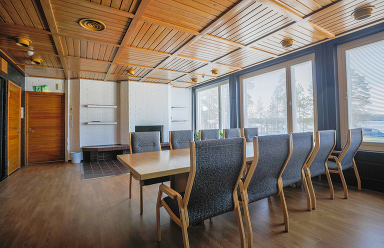 AitO-keskuksen takkahuoneessa on hyvin tilaa. Pöytäryhmän istuimet näyttävät mukavilta.