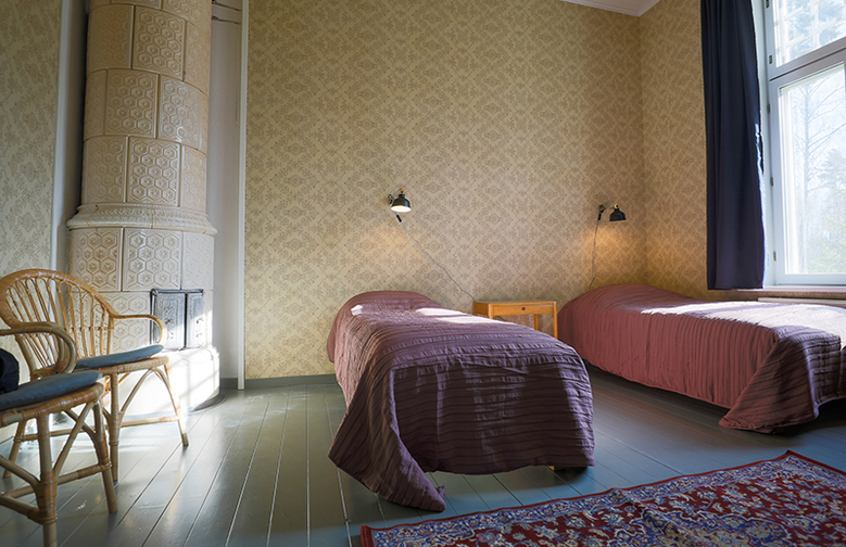 Virkkulan kahden hengen huoneen lautalattia ja vintage tapetti luovat hauskan tunnelman. Huoneessa on koristeellinen matto. Huonetta lienee mahdollista lämmittää kakluunilla, jonka pintaa koristaa näyttävät kaakelit.