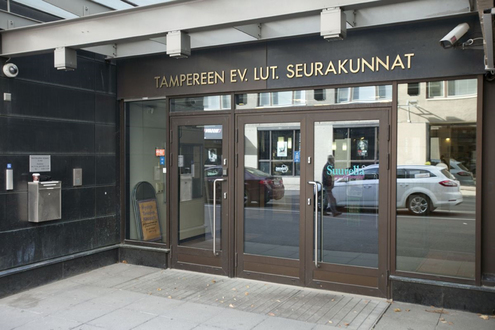 Tampereen Seurakuntien talon etuovet.