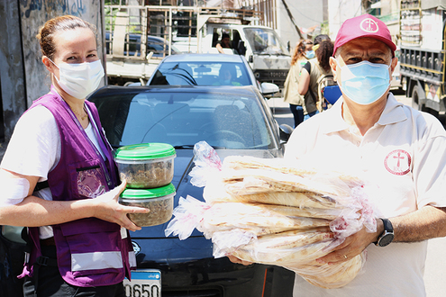 Avustustyöntekijät vievät ruokaa Beirutin räjähdysturman uhreille.