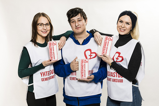 Yheisvastuukerääjiä lippaat kädessään.