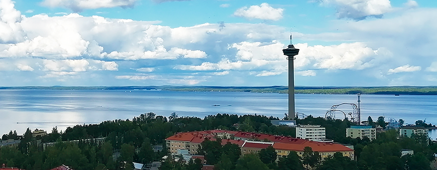 Kesäisessä maisemakuvassa Näsinneula ja vuoristorata, taustalla sininen järvi.