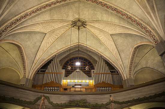 Urkuparvella sijaitsevat 15 metriä leveät pääurut. Urkujen takana on suuri pyöreä värilasi-ikkuna.