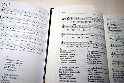 Kahden virsikirjan sivut, joilla näkyvissä ovat virret 934 ja 24.