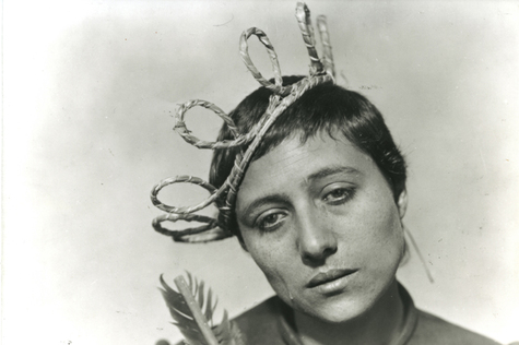 Murheellisen näköinen nuori nainen.