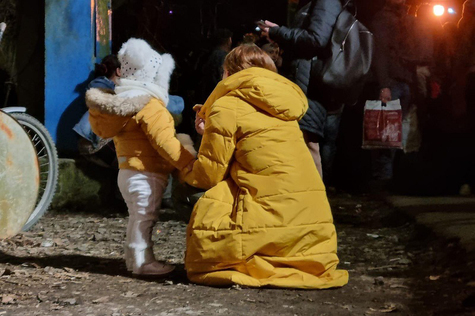 Pieni lapsi ja nainen yön pimeydessä.