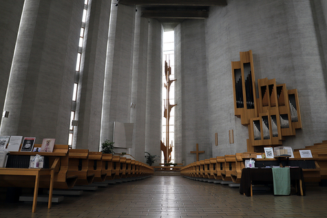 Kalevan kirkon kirkkosali ja urut.