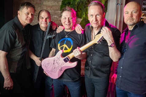 Viisi miestä ja vaaleanpunainen kitara.