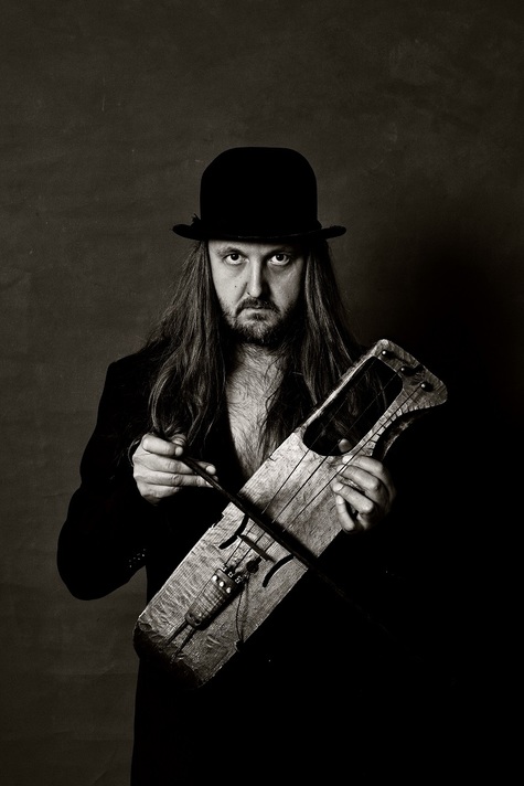 Muusikko Pekko Käppi jouhikko käsissään.