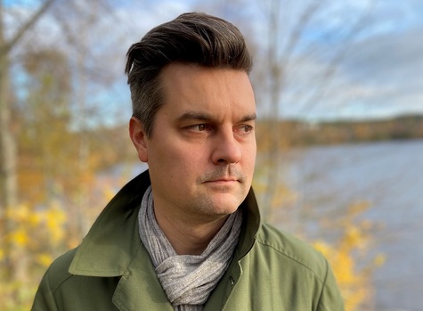 Muusikko ja laulaja Janne Laurila kasvokuvassa ulkona.