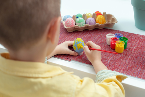 Lapsi maalaa pääsiäismunia