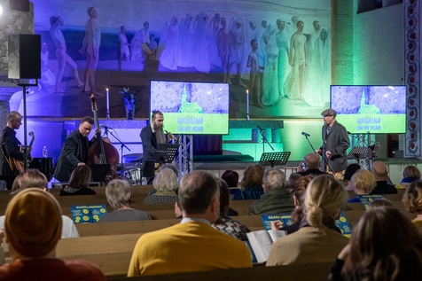 Muusikoita esiintymässä Tuomiokirkossa alttarin edessä.