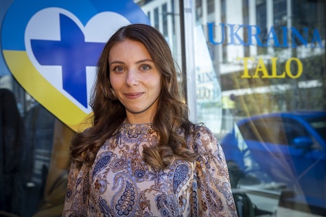 Henkilökuvassa Olesia Klesman, Ukraina-talon edustalla.