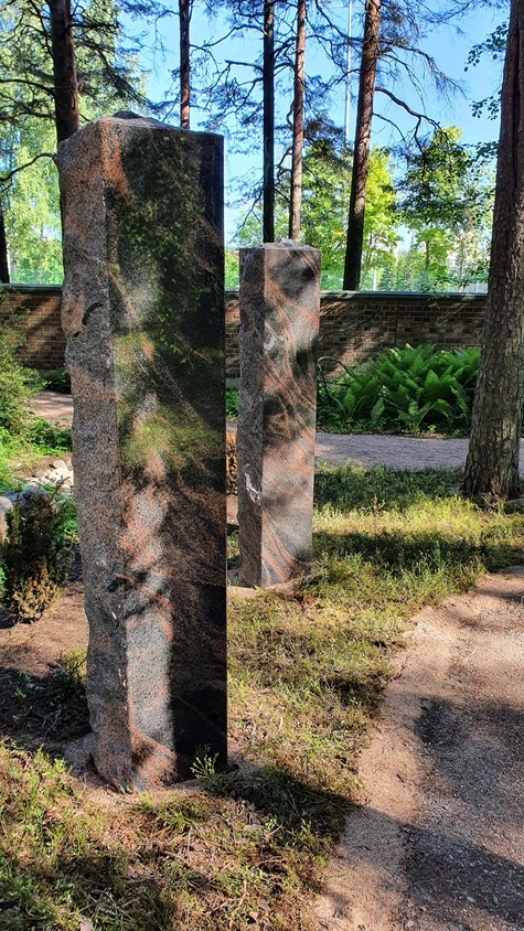 Kaksi pystykiveä männikössä.