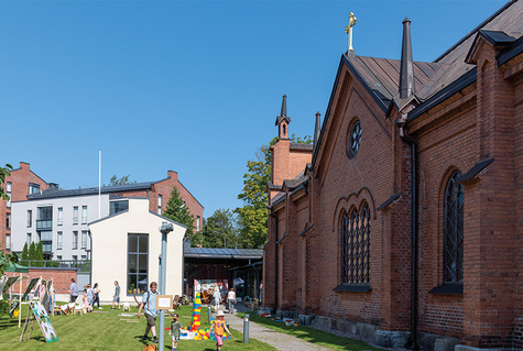 Finlaysonin kirkon pihalla ihmisiä ja leluja kesäpäivänä.