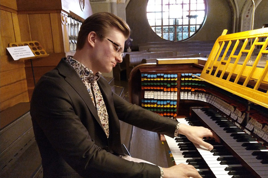 Nuori urkuri soittamassa Tampereen tuomiokirkon urkuja.
