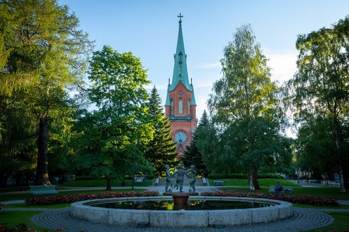 Aleksanterin kirkko kesällä edestä katsottuna.