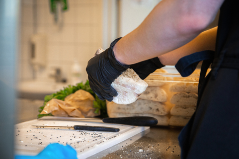 Kokki valmistaa ruokaa ravintolan keittiössä.