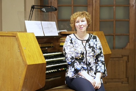 Nadiya Velychko urkujen ääressä.