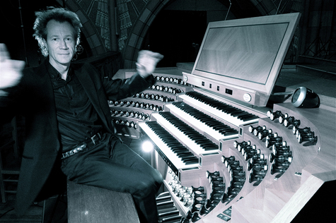 Gunnar Idenstam urkujen ääressä.