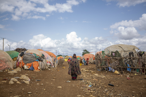 Somalialainen nainen kulkee pakolaisleirillä.