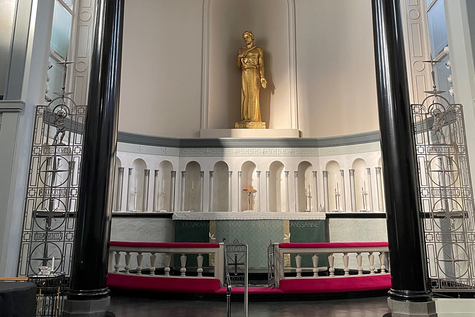 Viinikan kirkon kuori on muodoltaan puolipyöreä ja siinä on rautaiset kuorikalterit.