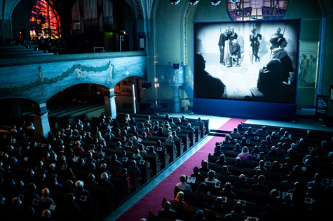 Tampereen tuomiokirkko täynnä väkeä katsomassa elokuvaa.