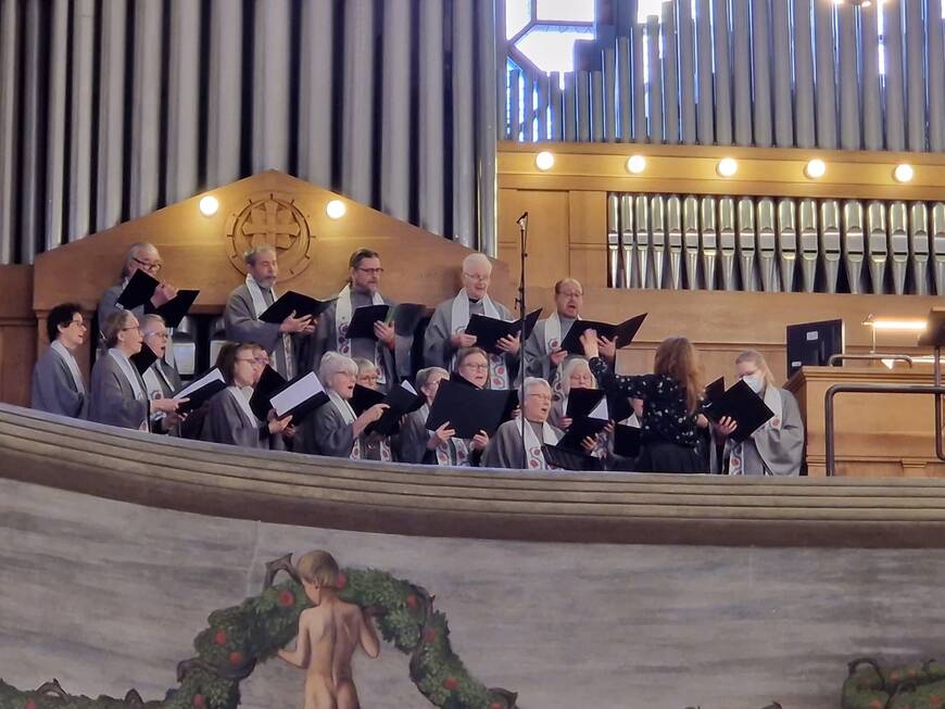 Kuvassa Cantionale-kuoro Tuomiokirkon urkuparvella, kuoroa johtaa kanttori Pirjo Mäntyvaara.