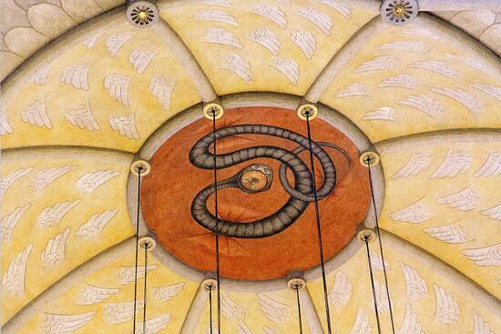 Kattoholvin fresko: Keskellä kirkkosalin kattoa on fresko, jossa on käärme omena suussa kietoutuneena itsensä ympäri.