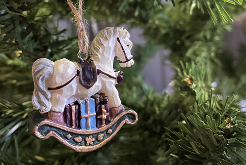 Joulukuusessa roikkuu karuselli-hevonen joulukoriste.