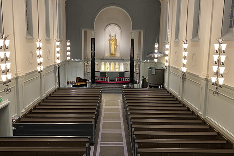 Viinikan kirkon kirkkosali on tyyliltään 1920 klassismia ja 1930 funktionalismia.