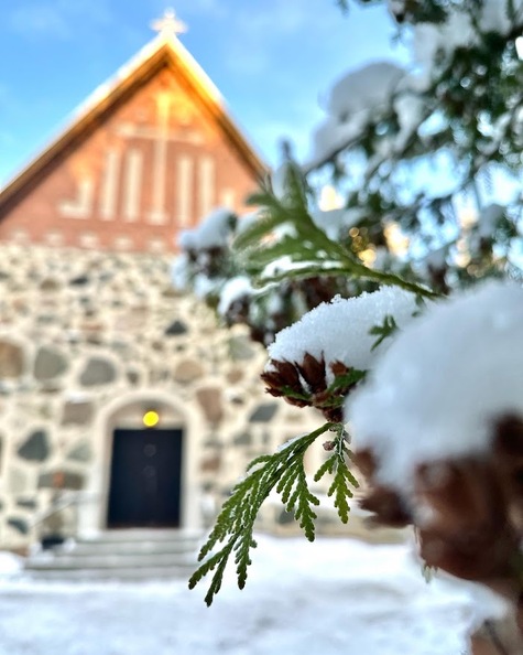 Aitolahden vanha kirkko talvisessa auringon paisteessa.